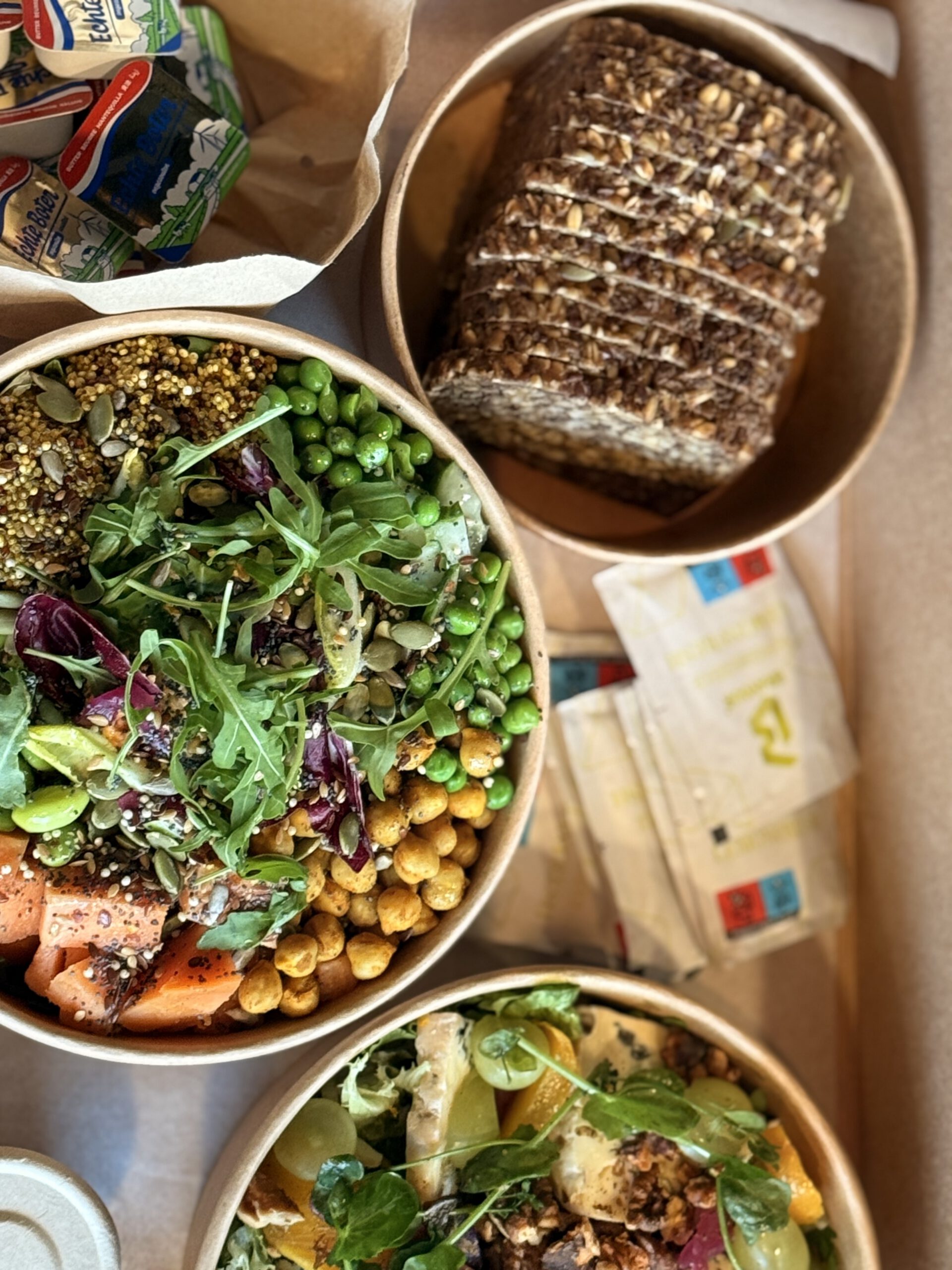 Cateringgerecht gepresenteerd voor gasten